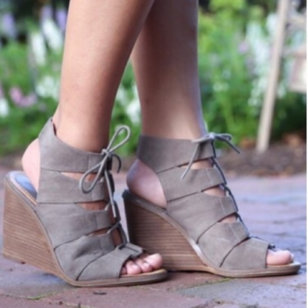 Melrose a s Market - Tan/beige/gray lace wedges.